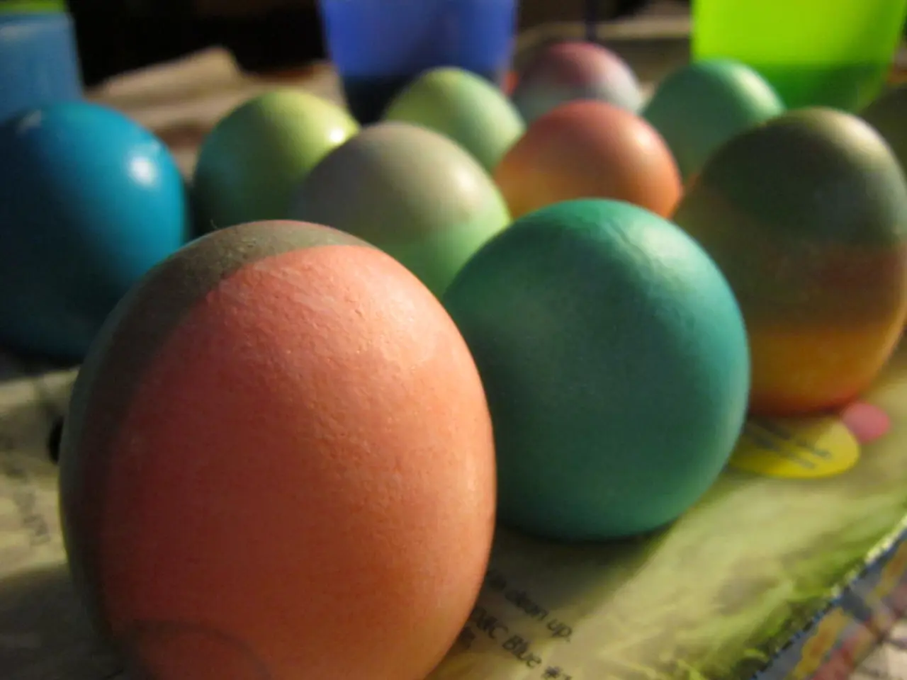 Instructions for Dyeing Easter Eggs with a PAAS Kit: Creating Vibrant Colors for Your Holiday Eggs