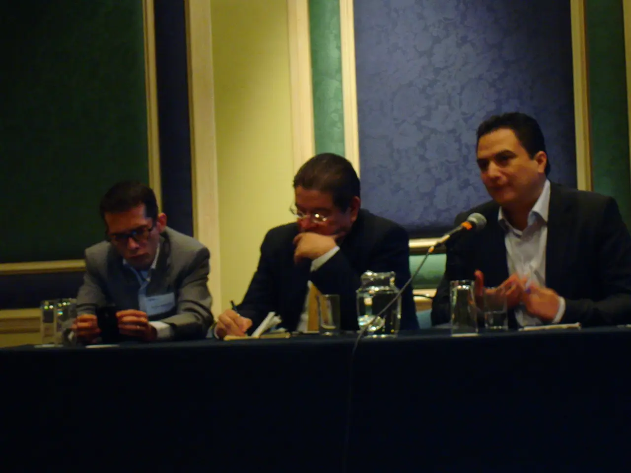 Best Practices for Crafting Dialogues for Phone Scenes in Scriptwriting: Crucial Insights