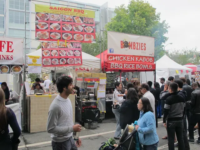 Minister Mona Neubaur tours Speicherstraße, accompanied by hometown port Nordstadt.