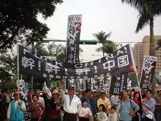 Concerns escalate over fruit-laden trees blocking traffic on A33 highway in Gütersloh area: Online...