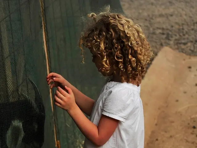 What's the trend in the way people are sporting their leggings lately?