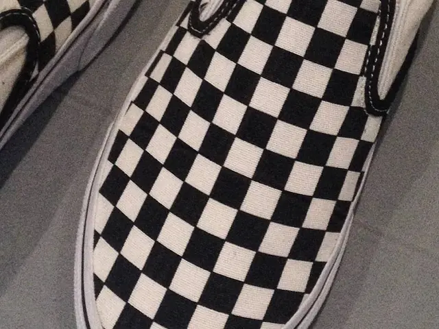 Household Gadget Streamlines Foot Cleaning Process, Eliminating the Need for Bending Over