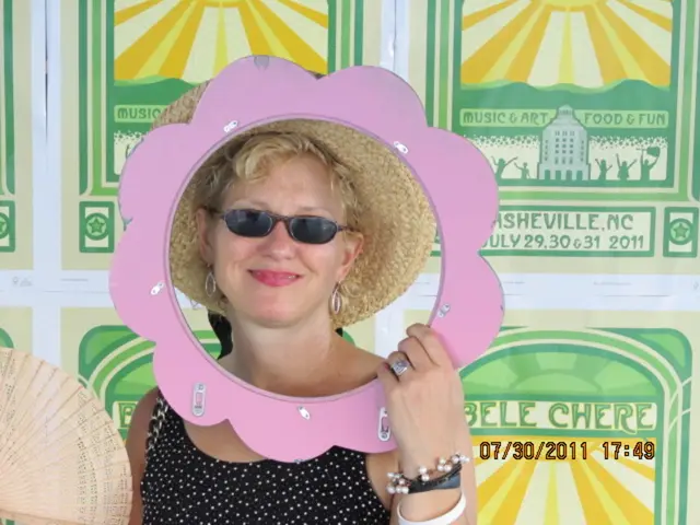"Heatwave essential confirmed: Victoria Beckham endorses a fashionable wide-brimmed straw sun hat"